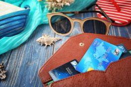 Płatność kartą za granicą. Czy wiesz, jak płacić kartą podczas urlopu, żeby nie przepłacać?