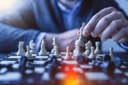 7 życiowych decyzji o wielkich finansowych konsekwencjach - szachownica