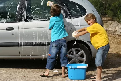 mycie aut jako praca dla dzieci