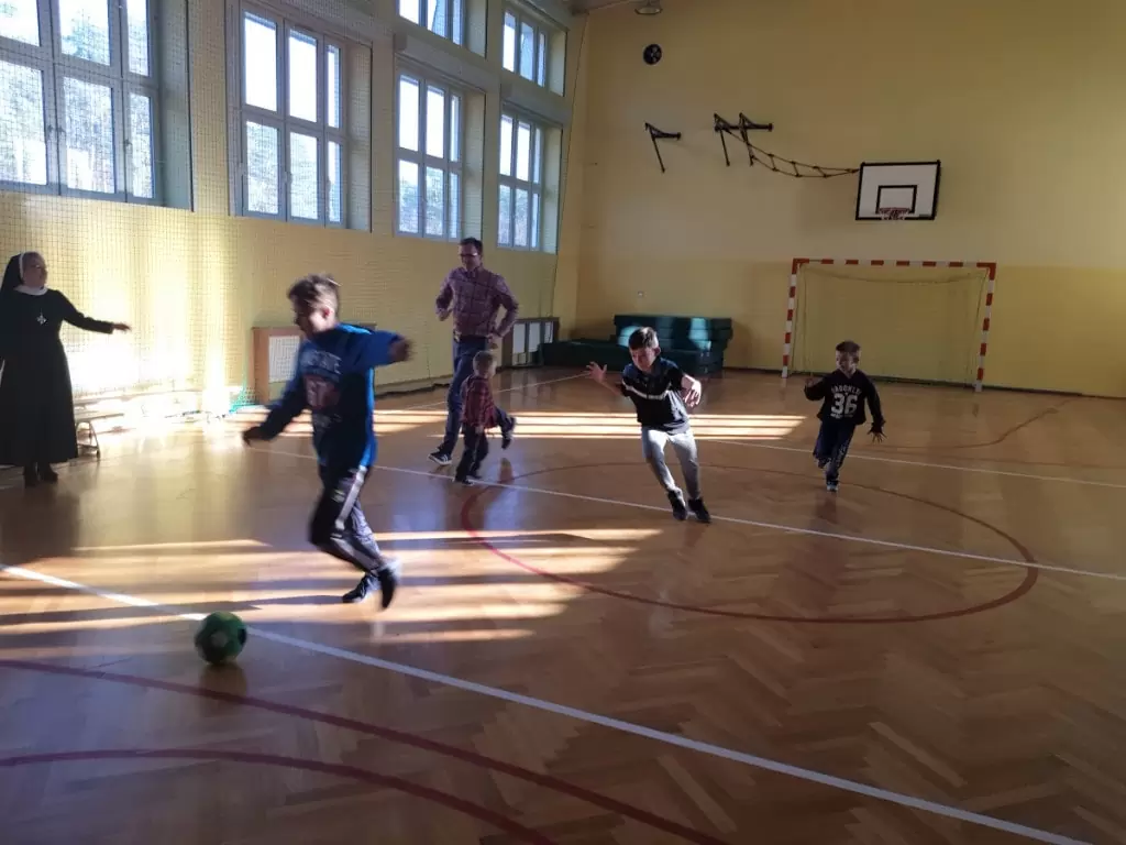 Chłopaki grają z Marcinem w piłkę - Dom Mocarzy