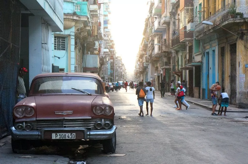 Zdjęcie jednej z ulic na Kubie. Autor: Michał Pałka
